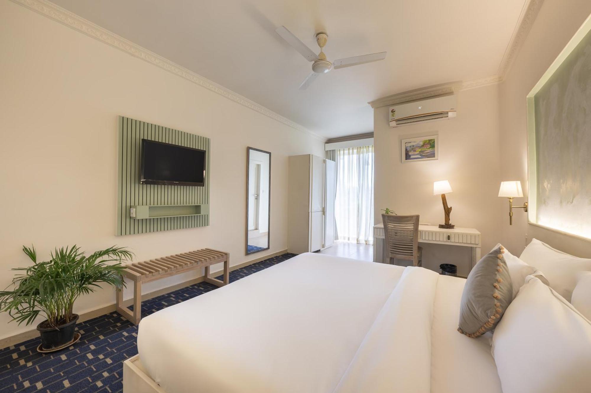 Echor Samara Morjim Goa Sea View Restro Hotel Bagian luar foto